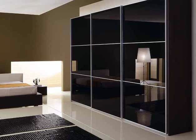 PUERTAS LACADAS EN CRISTAL NEGRO BRILLO CON ACERO