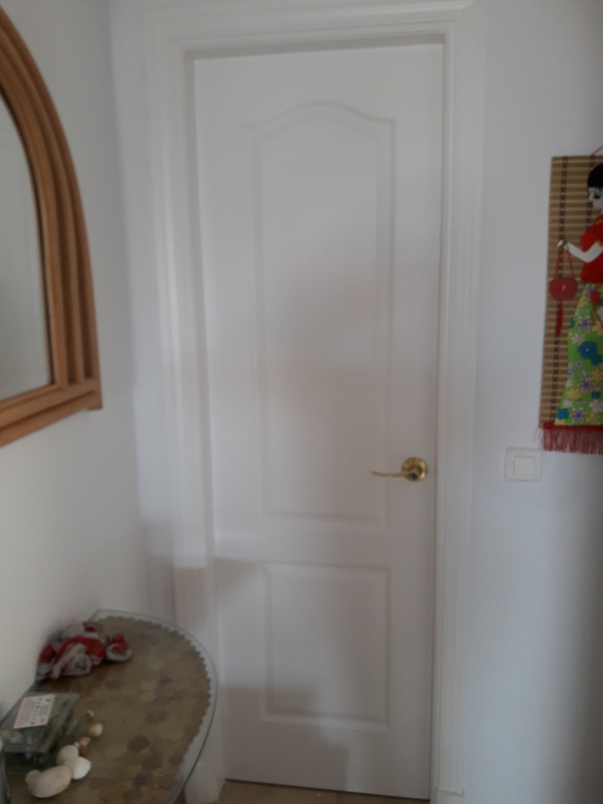 PuertPuerta de baño restaurada y lacada