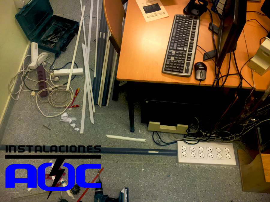 puesto de trabajo con multiples enchufes