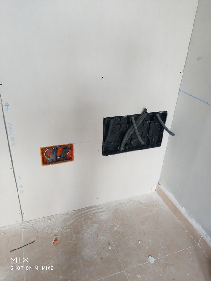 Puesto de trabajo para pequeña oficina en el local y caja para teleco