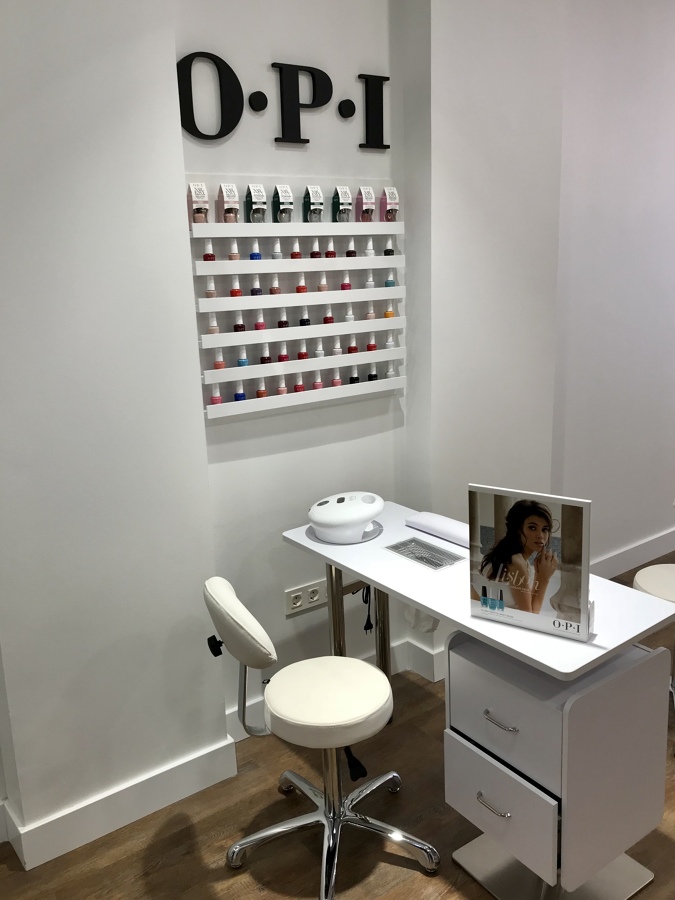 PUESTO Y EXPOSITOR UÑAS