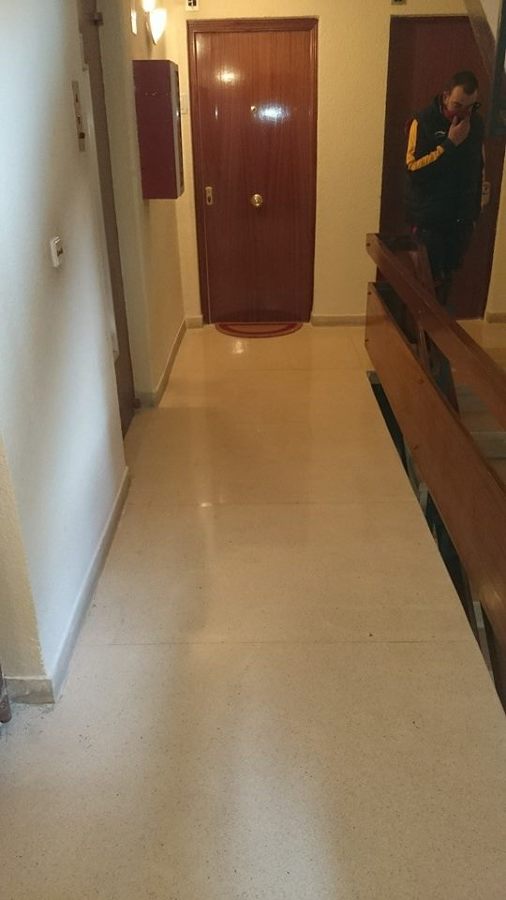 Pulido de suelo de terrazo de microchina