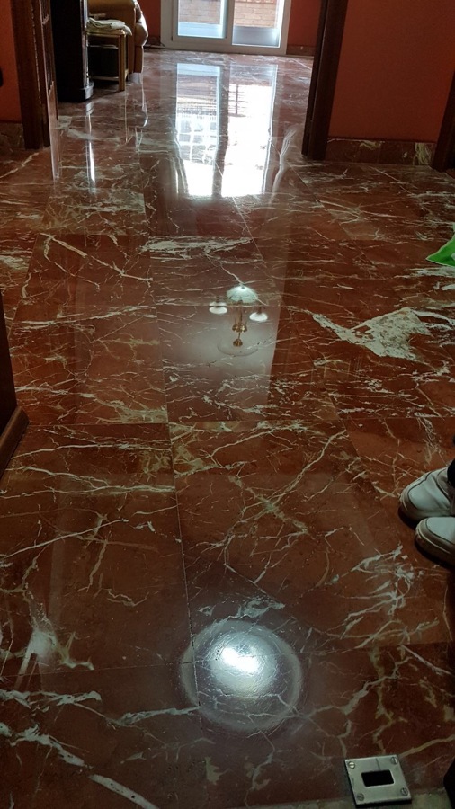 Pulido de suelo rojo alicante