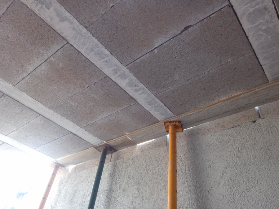 Puntales bajo el forjado.