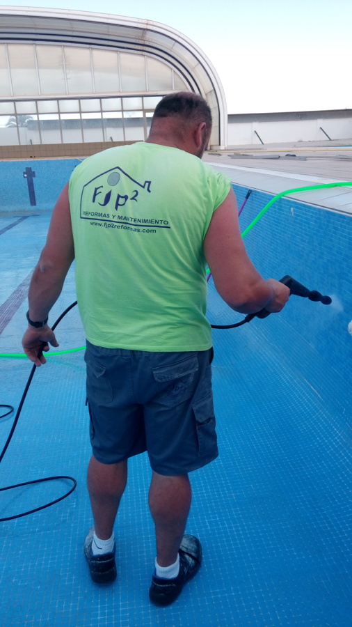 quitando el ácido y la Junta con agua a presión