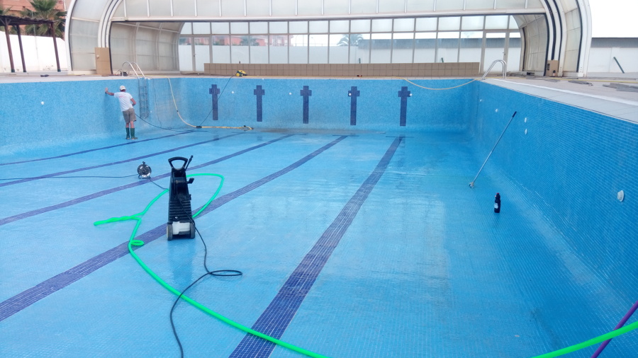 quitando el ácido y la Junta con agua a presión