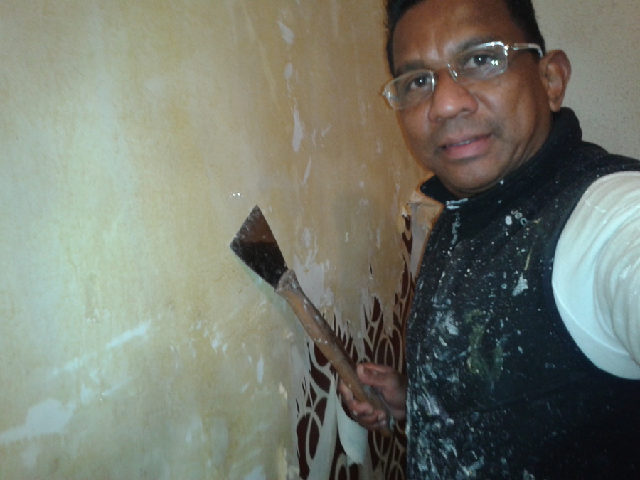 Quitando estuco y papel de las paredes