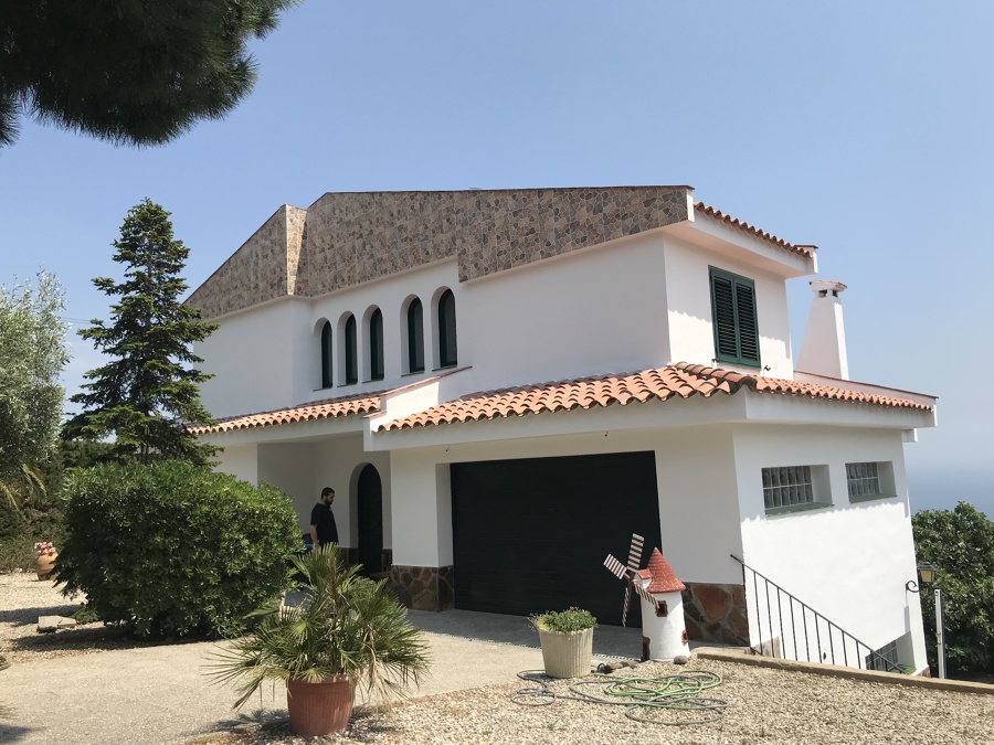 RACHOLLAS EN FRONTAL DE CASA