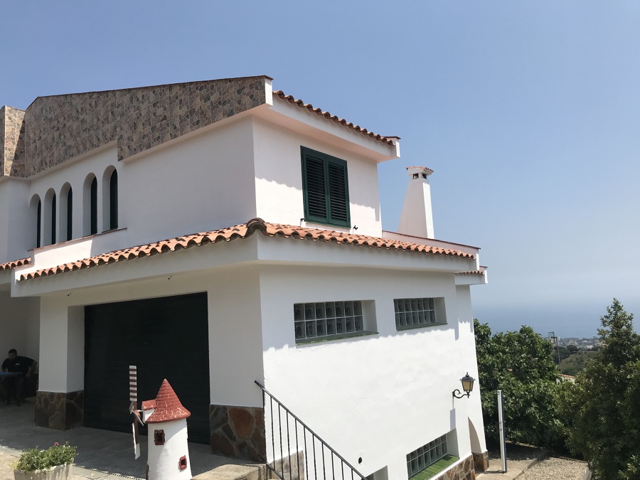 RACHOLLAS EN FRONTAL DE CASA