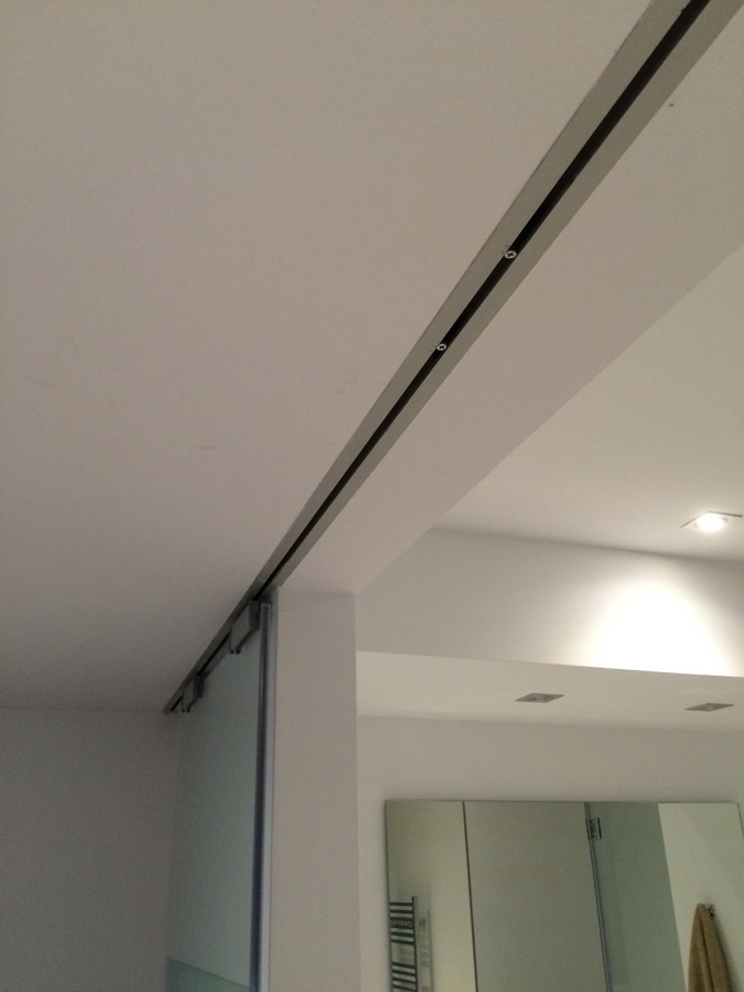 rail puerta entrada baño suit