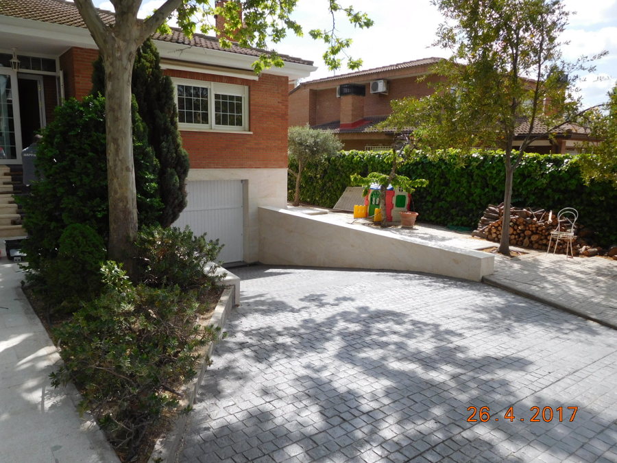 Rampa acceso garaje en hormigón impreso