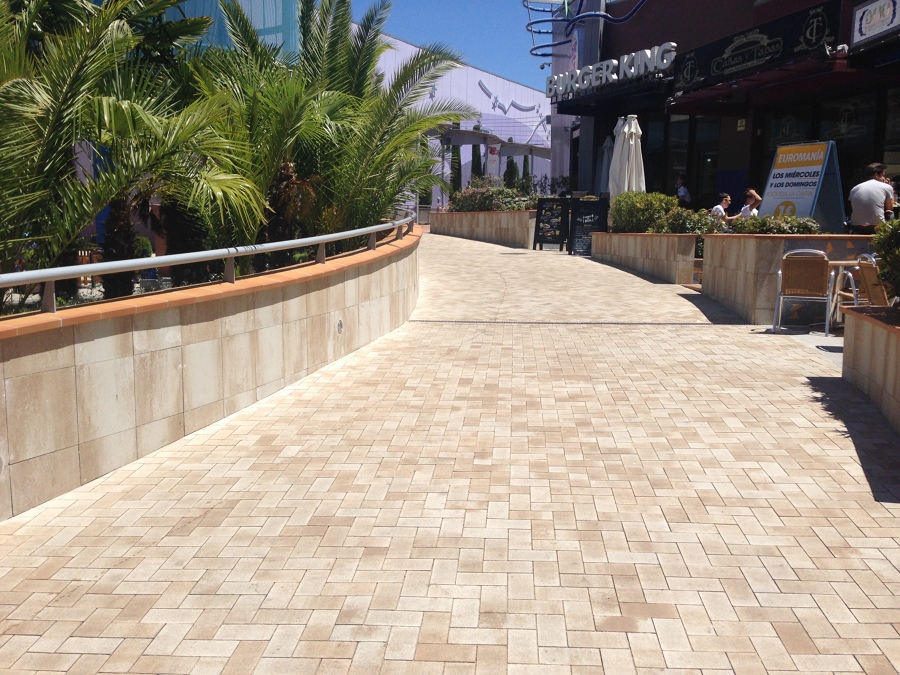 Rampa adoquin y aplacado muros color arena