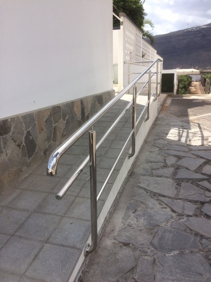 rampa con barandilla de acero
