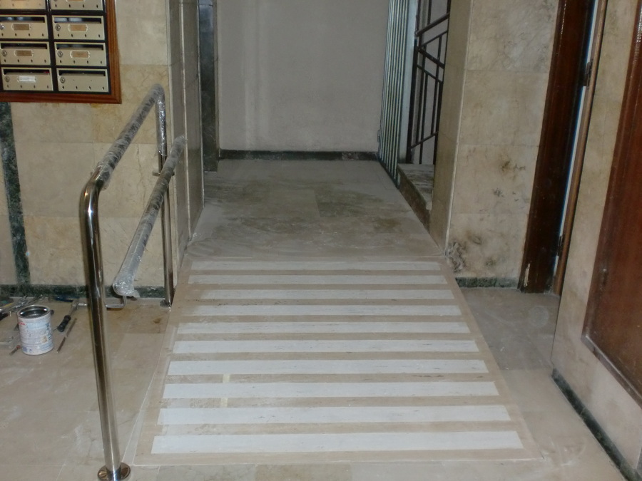 Rampa de mármol para minusbalidos, comunidad