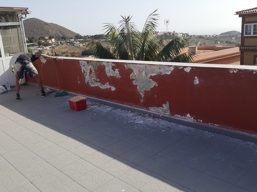 Raspado de paredes con humedad, grietas y desconches