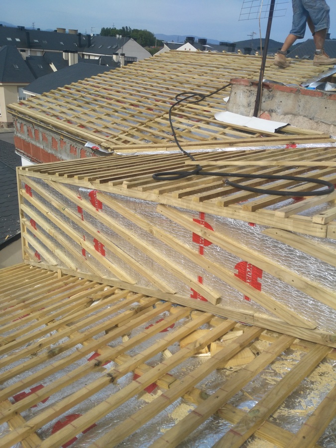 rastrelado por encima del aislante para cubrir con pizarra