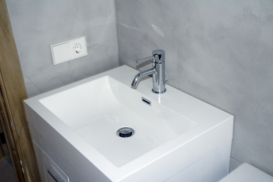 reforma de baño con microcemento gris perla