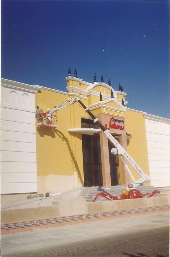 Reabilitación de fachada y decoración en Muebles Salteras