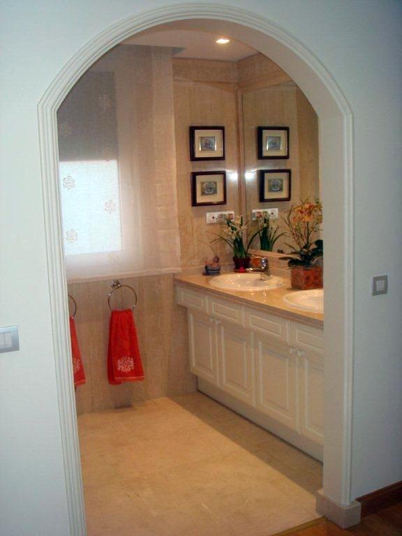 Realización de arco entre acceso vestidor al baño principal