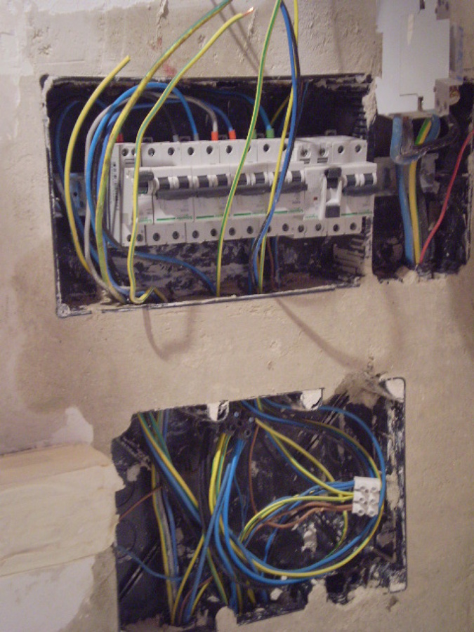 Realizando trabajo de electricidad