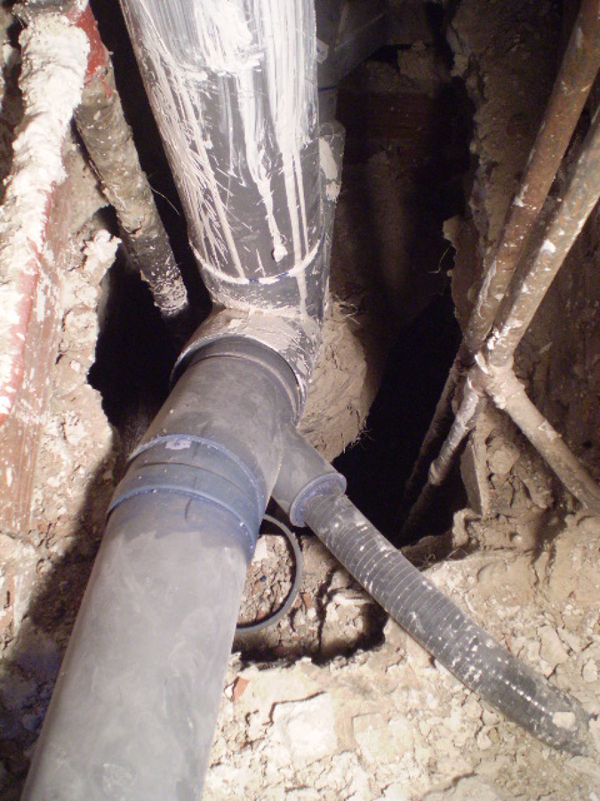 Realizando trabajo de fontaneria