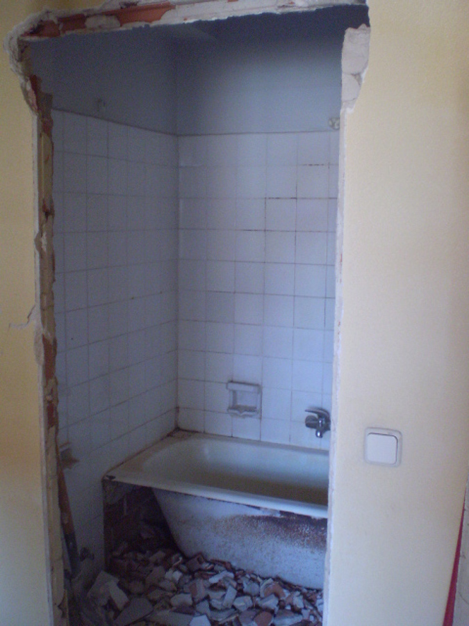 Realizando trabajo en cuarto de baño