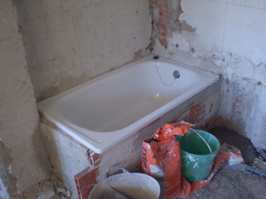 Realizando trabajo en cuarto de baño