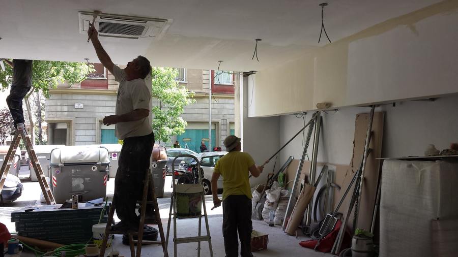 Realizando trabajos de pintura