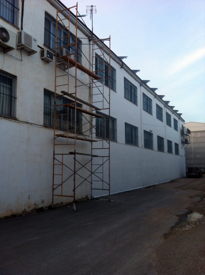 realizando trabajos de pintura