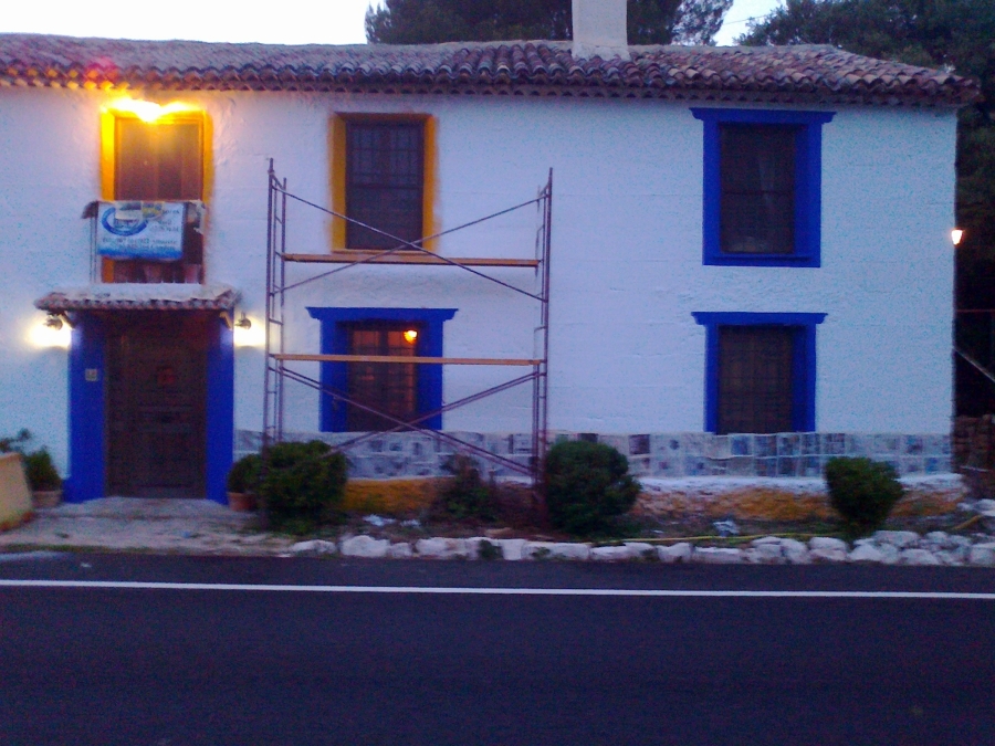 REALIZANDO TRABAJOS DE RESTAURACION Y PINTURA