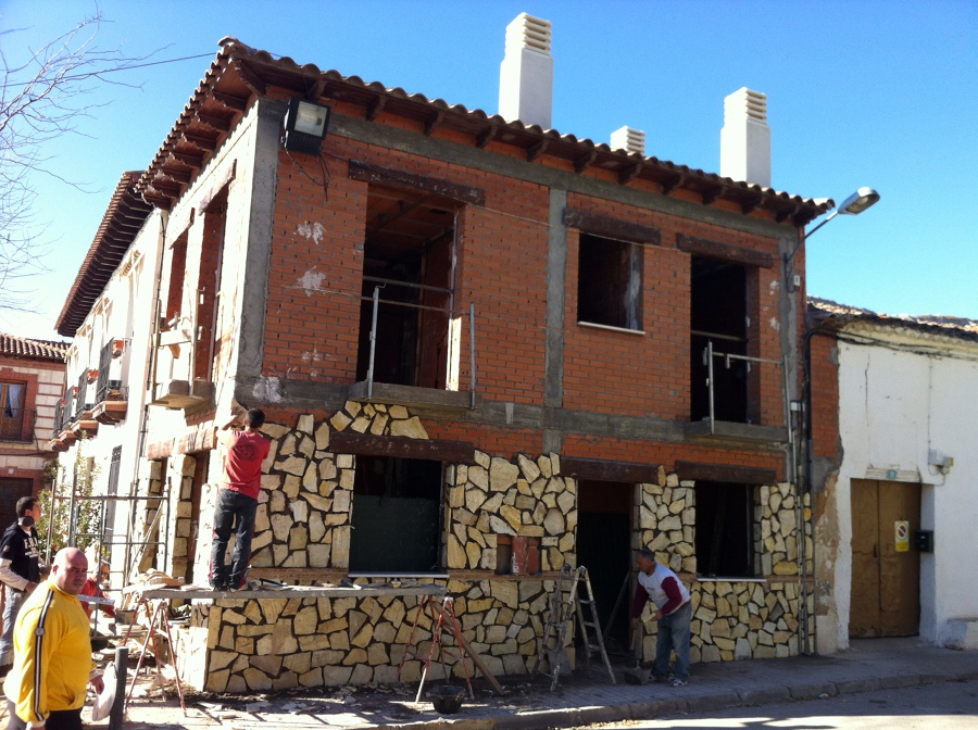 rebestimiento en piedra.