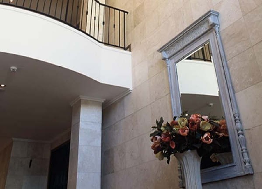 RECIBIDOR EN TRAVERTINO ÁGATA.