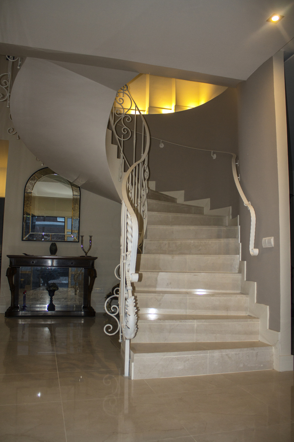 Recibidor - Escalera escultórica