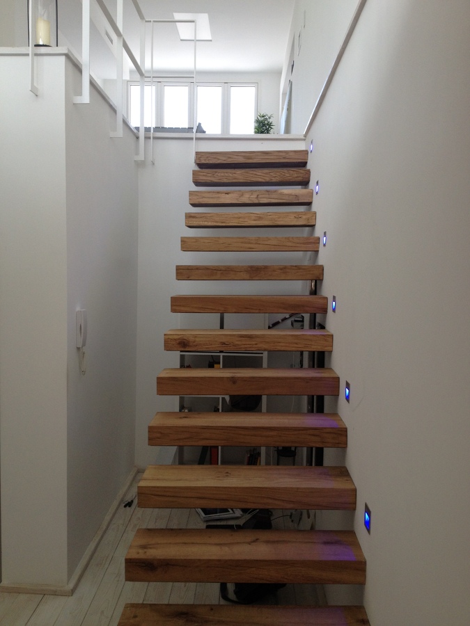 Recibidor y escalera de acceso a la planta alta