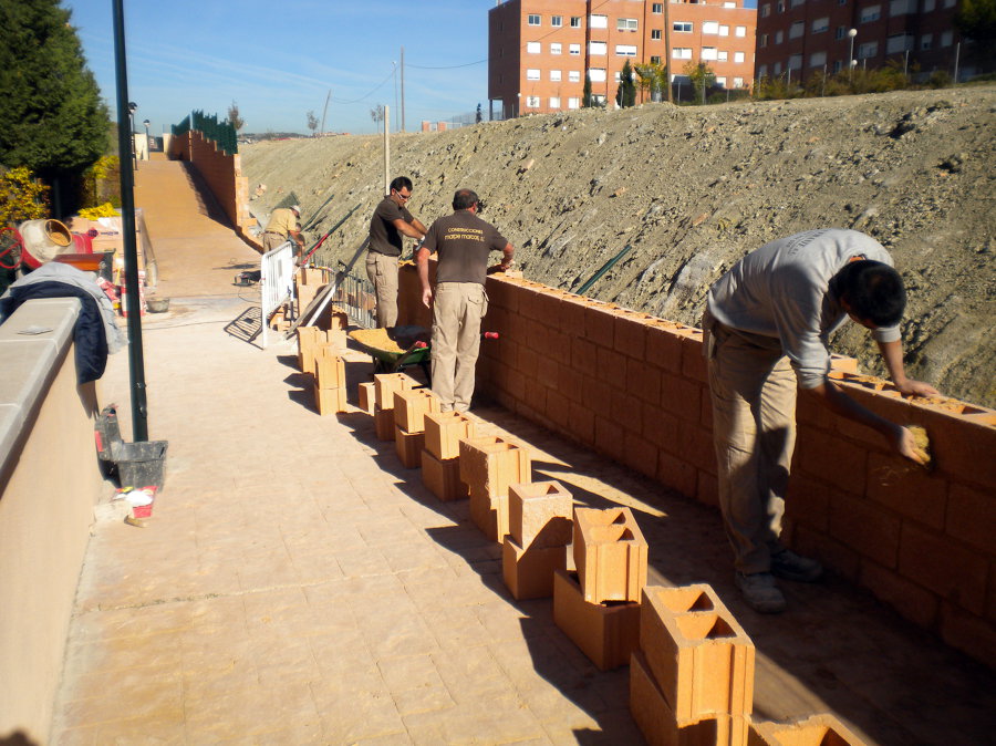 RECONSTRUCCIÓN DE MURO