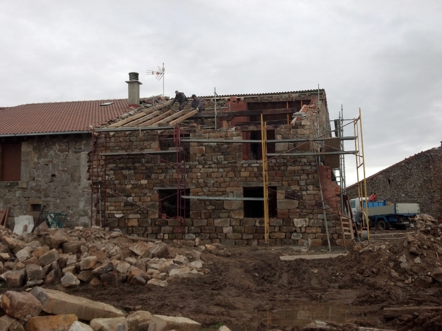 RECONSTRUCCION DE MUROS Y CUBIERTA