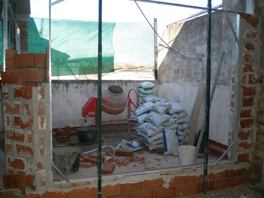 reconstruyendo la fachada para dos ventanales 