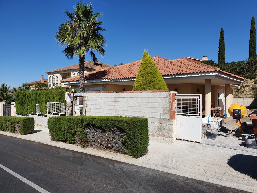 Recrecido de muro con bloque prefabricado