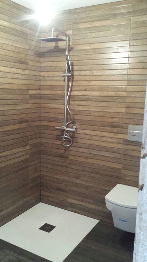 reforam plato de ducha ,alicatar con imitacion madera 