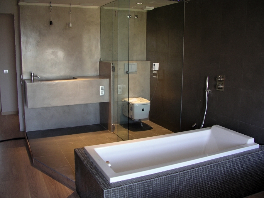 Reforma baño en Barcelona: bañera separada de la pared