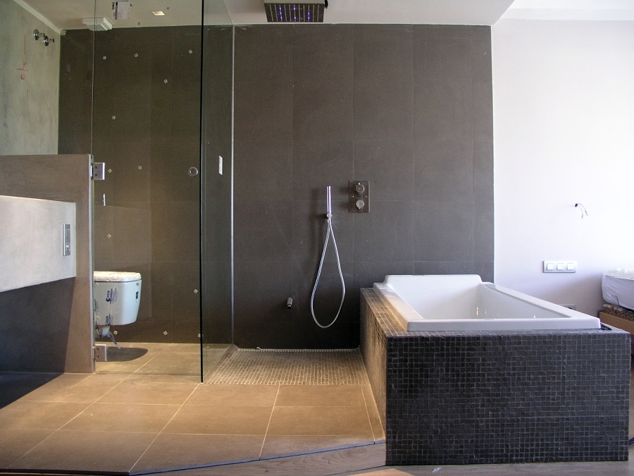 Reforma baño en Barcelona: inodoro aislado por mampara