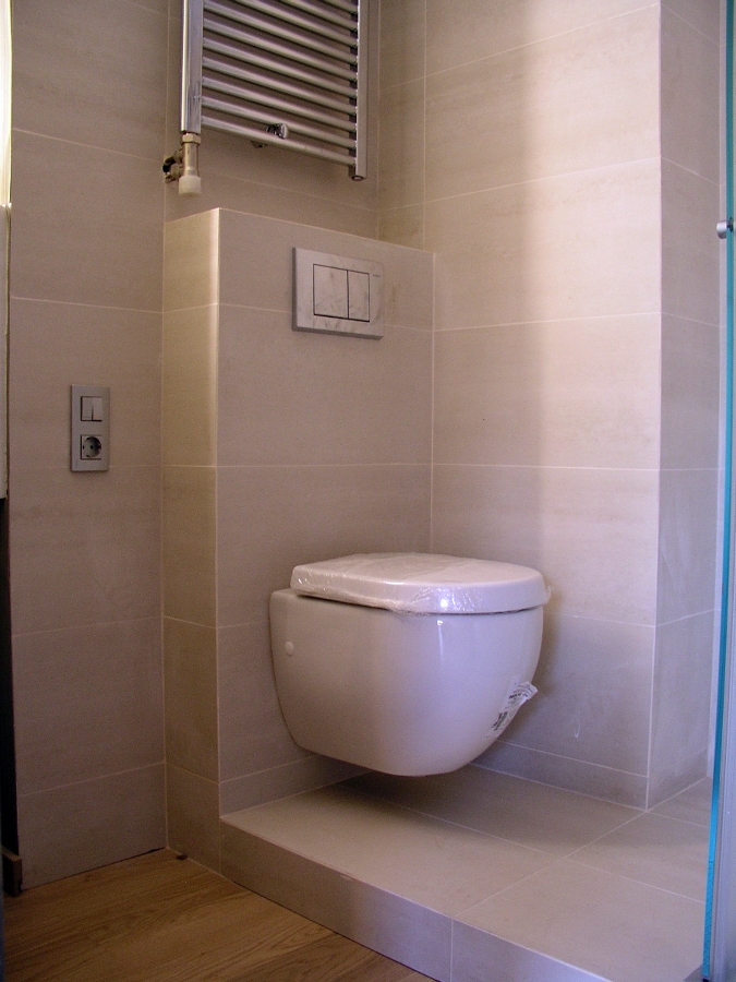 Reforma baño en Barcelona: inodoro suspendido