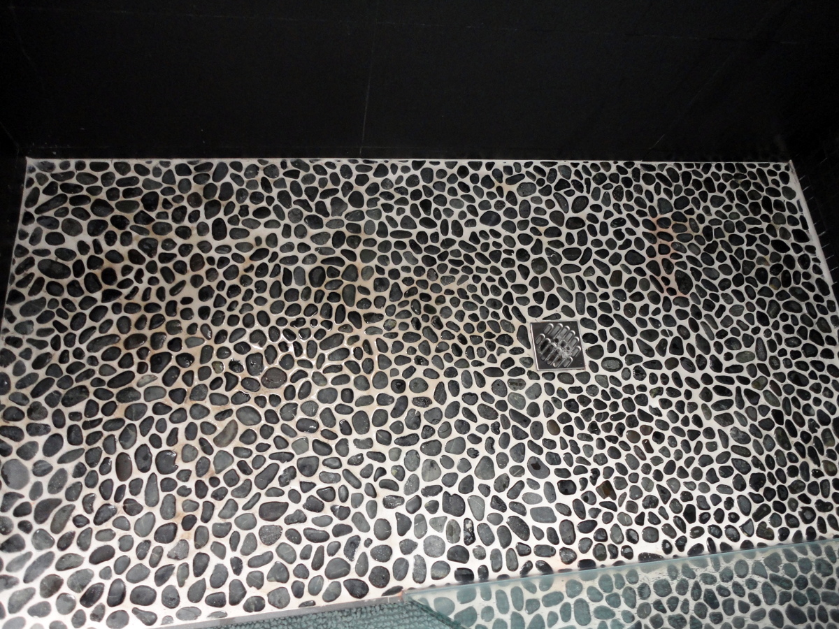 Plato de ducha de obra en dormitorio principal