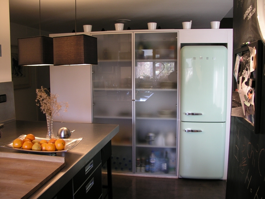 Reforma cocina en Barcelona: armarios con puertas semitransparentes