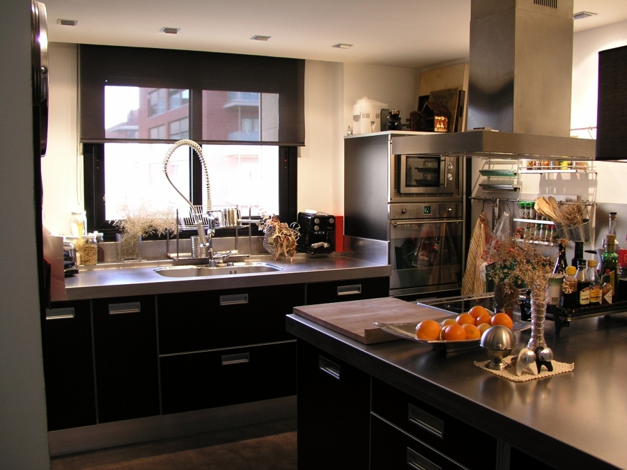 Reforma cocina en Barcelona: contraste negro inox