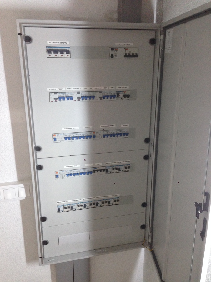 Reforma completa cuadro general local destinado a oficina en las Rozas