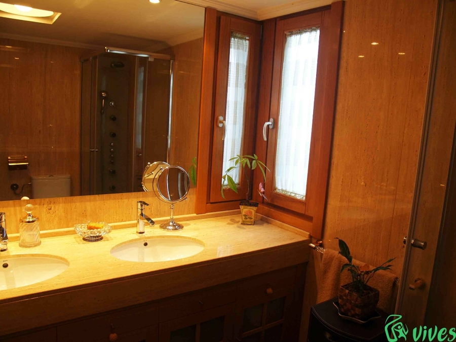 Reforma de aseo con carpinterías de madera y aluminio en Zaragoza