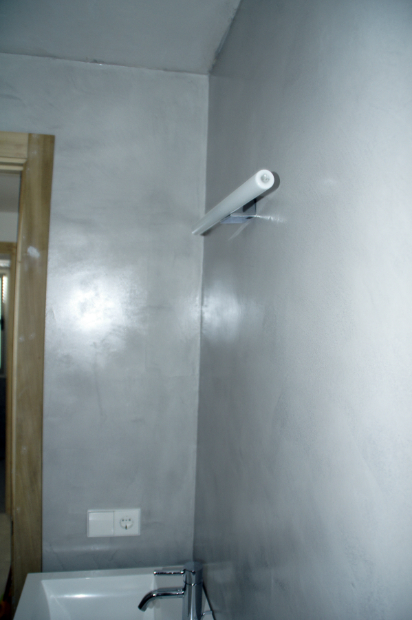 reforma de baño con microcemento gris perla