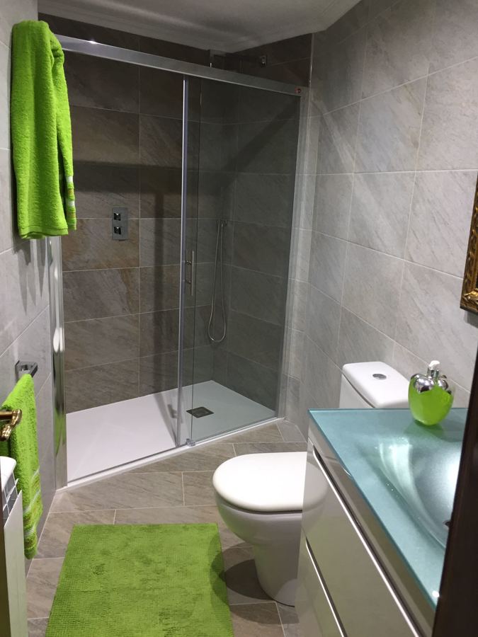 REFORMA DE BAÑO CON PORCELANICO