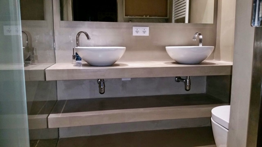 Reforma de bany modern amb microciment